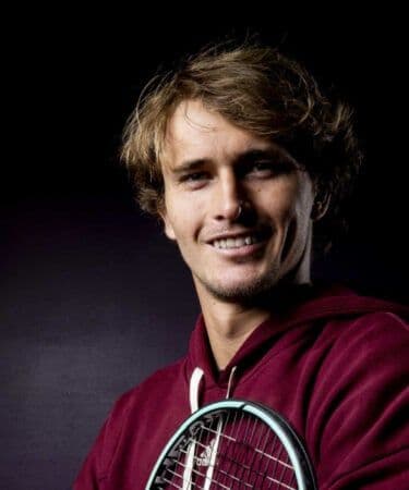 Alexander Zverev mỉm cười, cầm vợt tennis
