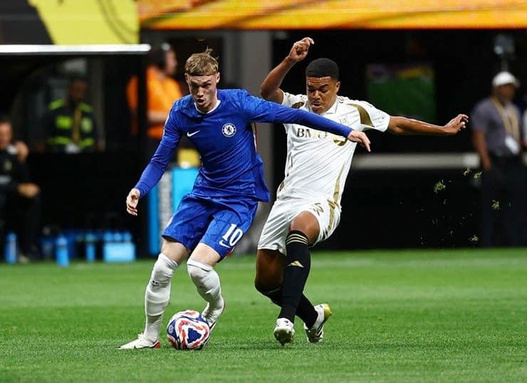 Chelsea (áo xanh) gặp không ít khó khăn