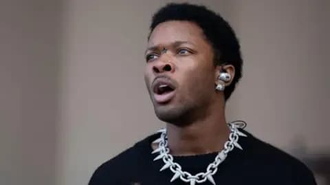 Chân dung D4vd với vòng cổ gai nhọn.