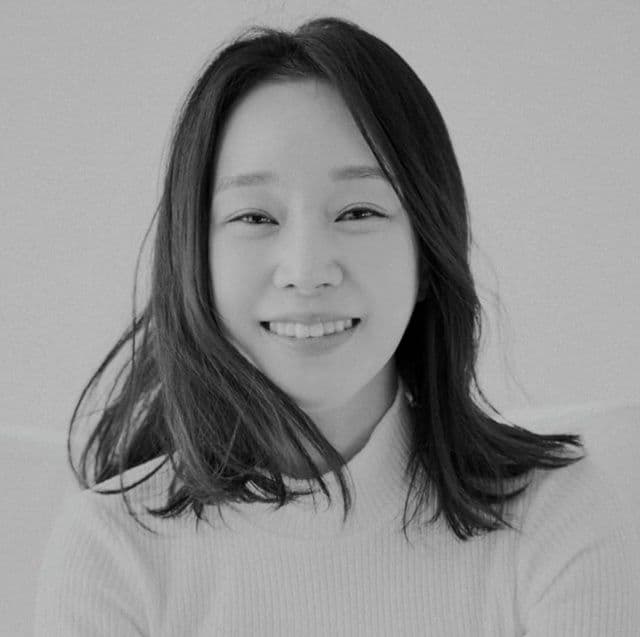 Chân dung nữ diễn viên Lee Seo-yi mỉm cười.