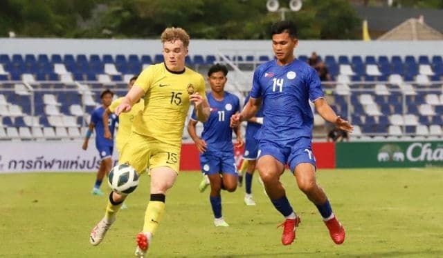 Hai cầu thủ bóng đá tranh chấp bóng