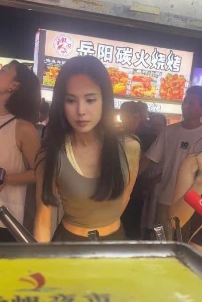 Lý Nhược Đồng giản dị dạo chơi chợ đêm Hồ Nam