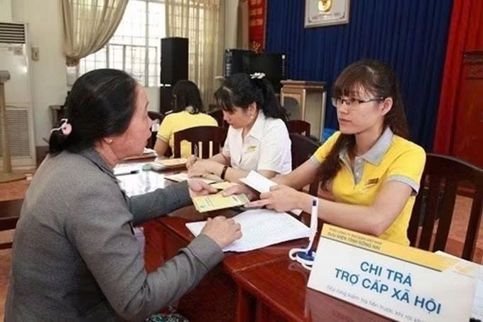 Một phụ nữ nhận trợ cấp xã hội từ cán bộ.
