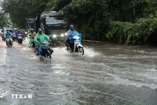 Đường phố ngập lụt do mưa lớn kéo dài
