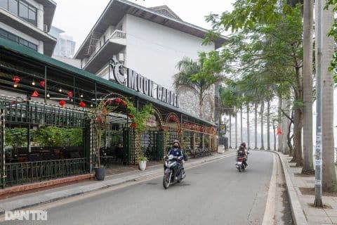 Đường ven Hồ Tây Hà Nội trong không khí lạnh