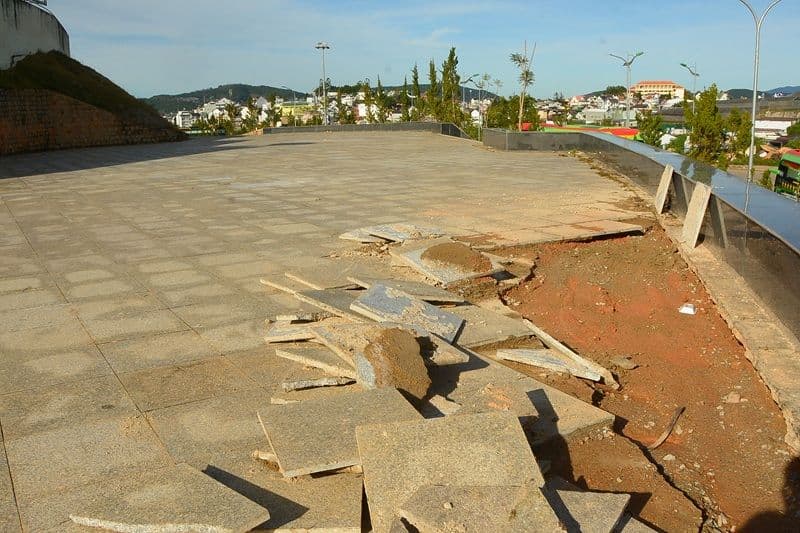 Sân vận động Đà Lạt với lớp đá lát bên ngoài bị vỡ vụn