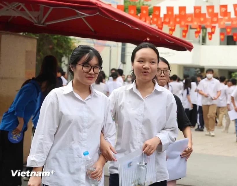 Thí sinh đến điểm thi tốt nghiệp THPT 2025.