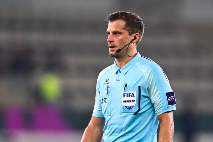 Trọng tài điều khiển trận đấu bóng đá U23 châu Á