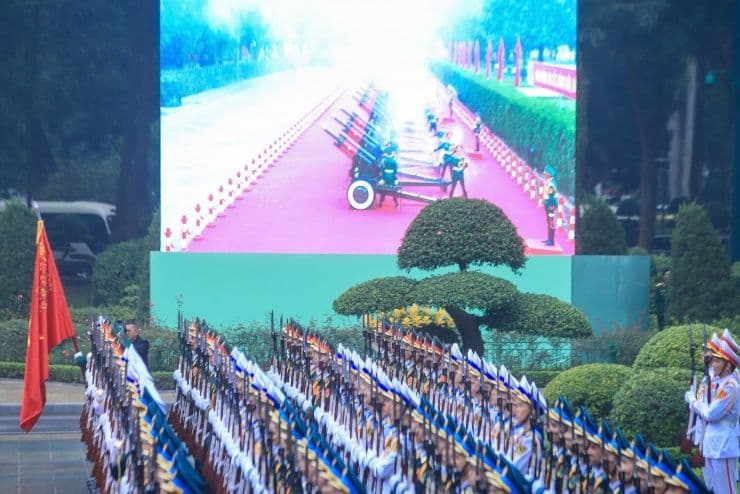 21 loạt đại bác chào mừng vang lên hùng tráng, đánh dấu chuyến thăm cấp Nhà nước của Tổng Bí thư, Chủ tịch nước Lào Thongloun Sisoulith.