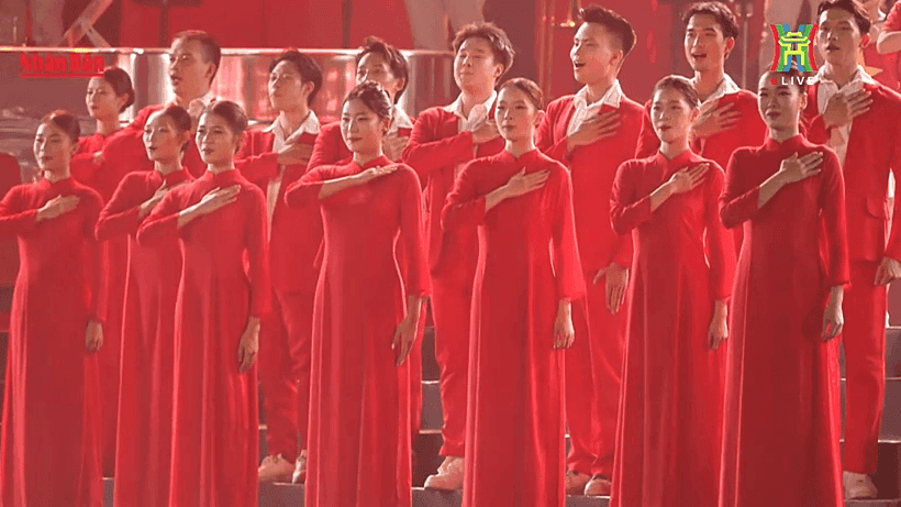 50.000 khán giả hòa giọng hát Quốc ca tại các sự kiện lớn do VTV3 phát sóng, thể hiện tinh thần tự hào dân tộc.