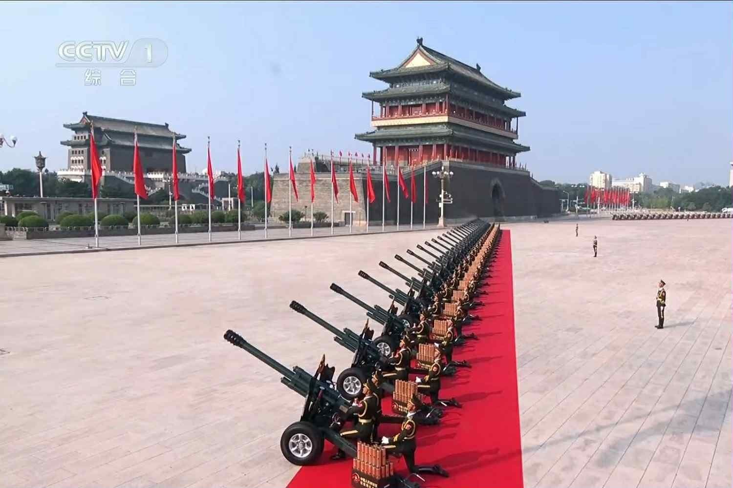 80 phát đại bác rền vang mở màn lễ duyệt binh kỷ niệm tại Thiên An Môn.