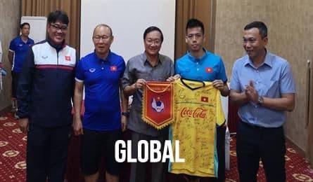 A photo of Lenglet receiving a second yellow card or being sent off by the referee.