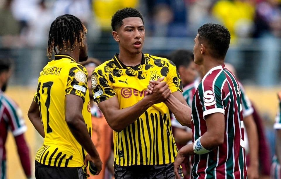 A side-by-side comparison of the starting lineups of Fluminense and Borussia Dortmund, with the team logos prominently displayed.