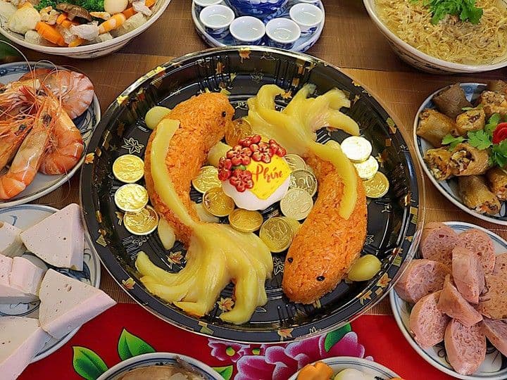Đĩa xôi cá chép vàng và tiền vàng trên mâm cúng ông Táo, tượng trưng cho sự sung túc và mong ước may mắn cho năm mới.