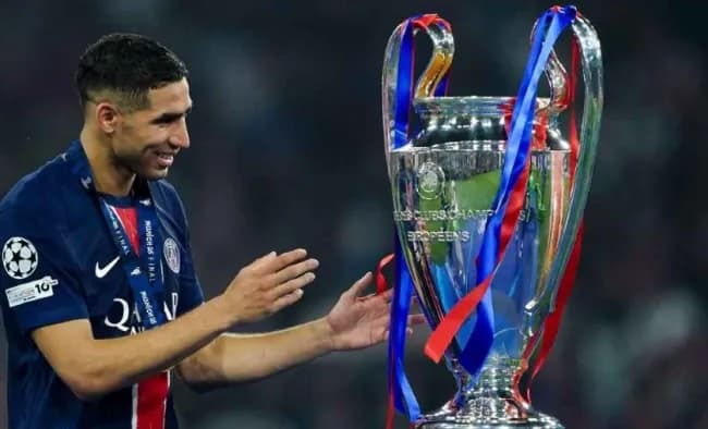 Achraf Hakimi ăn mừng cùng cúp Champions League, biểu tượng cho di sản bóng đá của anh.