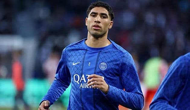 Achraf Hakimi trong màu áo PSG, thể hiện vai trò hậu vệ biên hiện đại.
