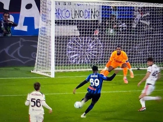 Ademola Lookman của Atalanta sút bóng về phía khung thành Milan, với thủ môn Mike Maignan đang chuẩn bị cản phá trong trận đấu Serie A.