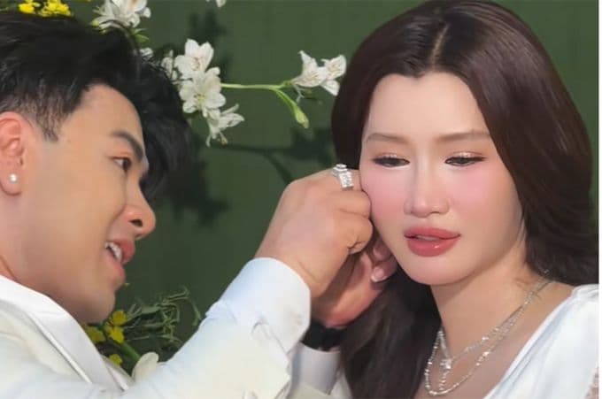 Akira Phan trao sính lễ cho Trúc Phương trong lễ ăn hỏi, thể hiện sự vun đắp hạnh phúc từ những điều gần gũi