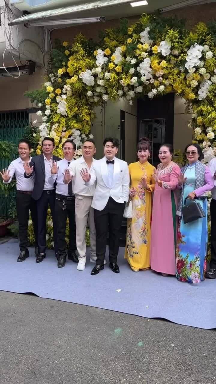 Akira Phan và Trúc Phương cùng gia đình trong lễ ăn hỏi, thể hiện sự thay đổi thế giới quan hướng về mái ấm