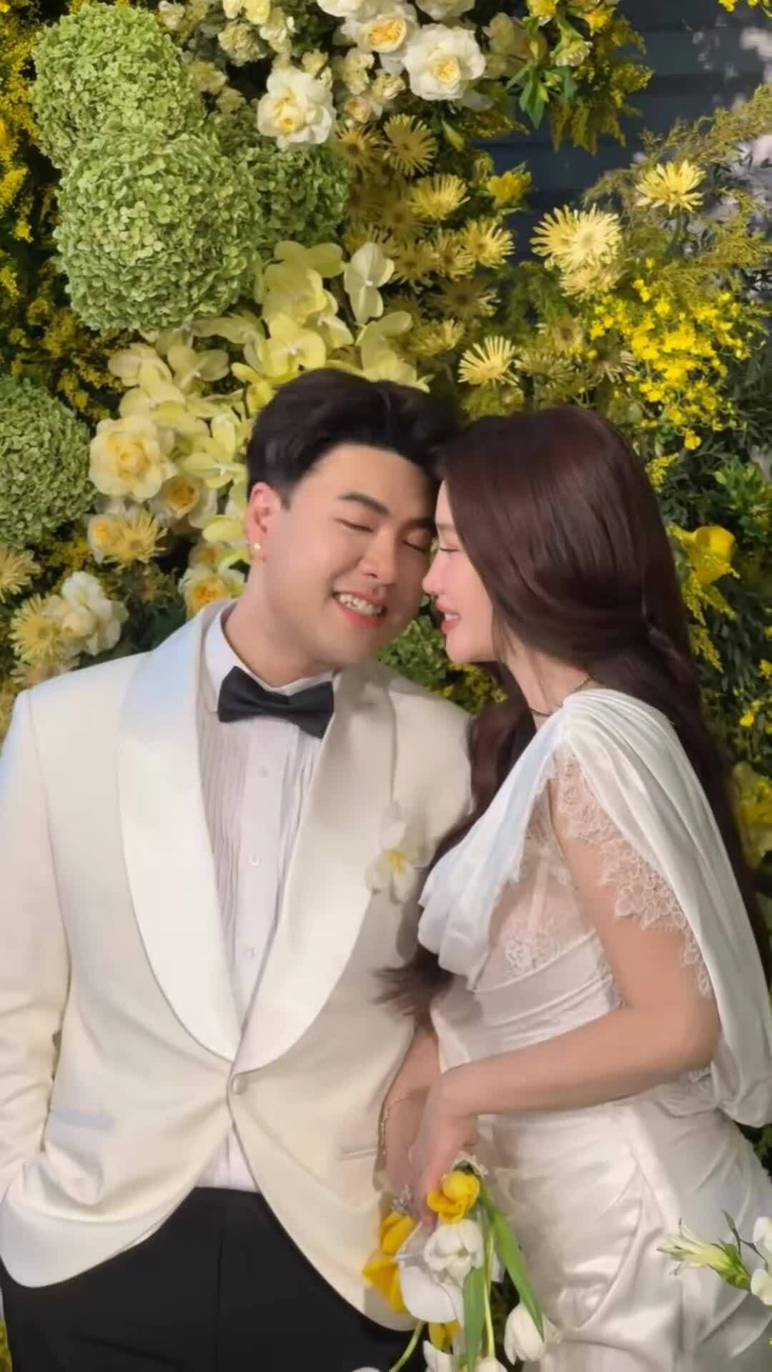 Akira Phan và Trúc Phương trong khoảnh khắc hạnh phúc tại lễ ăn hỏi, tượng trưng cho bước ngoặt cuộc đời