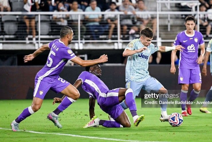 Al Ain (áo tím) vất vả chống đỡ