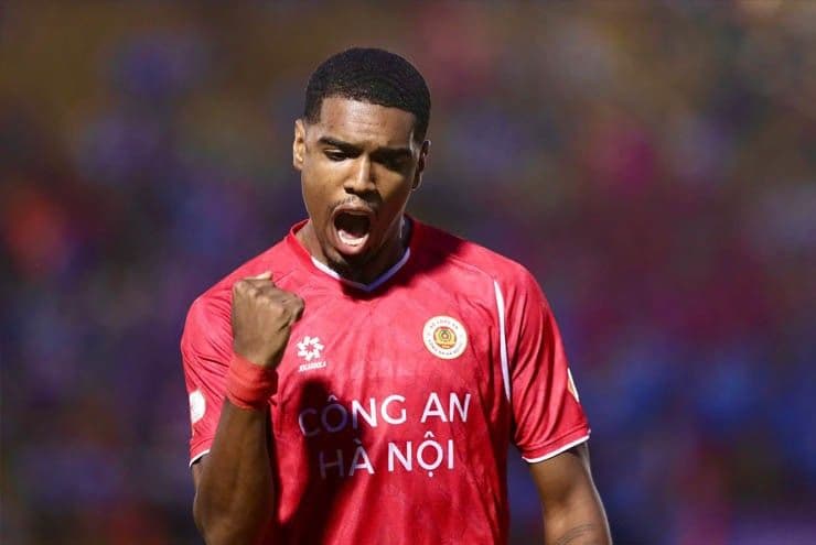 Alan ăn mừng bàn thắng, thể hiện sức mạnh hàng công CAHN