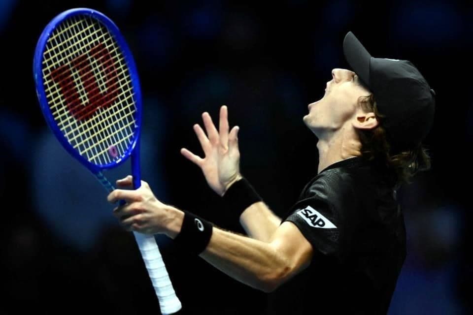 Alex De Miñaur trên sân tennis, người có chiến thắng gián tiếp giúp Carlos Alcaraz đạt ngôi số 1 thế giới.