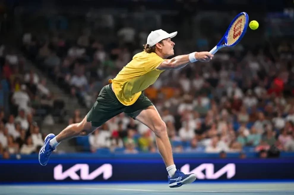 Alex de Miñaur trong một pha bóng căng thẳng, thể hiện sự nỗ lực khi đối đầu với áp lực từ đối thủ như Alcaraz