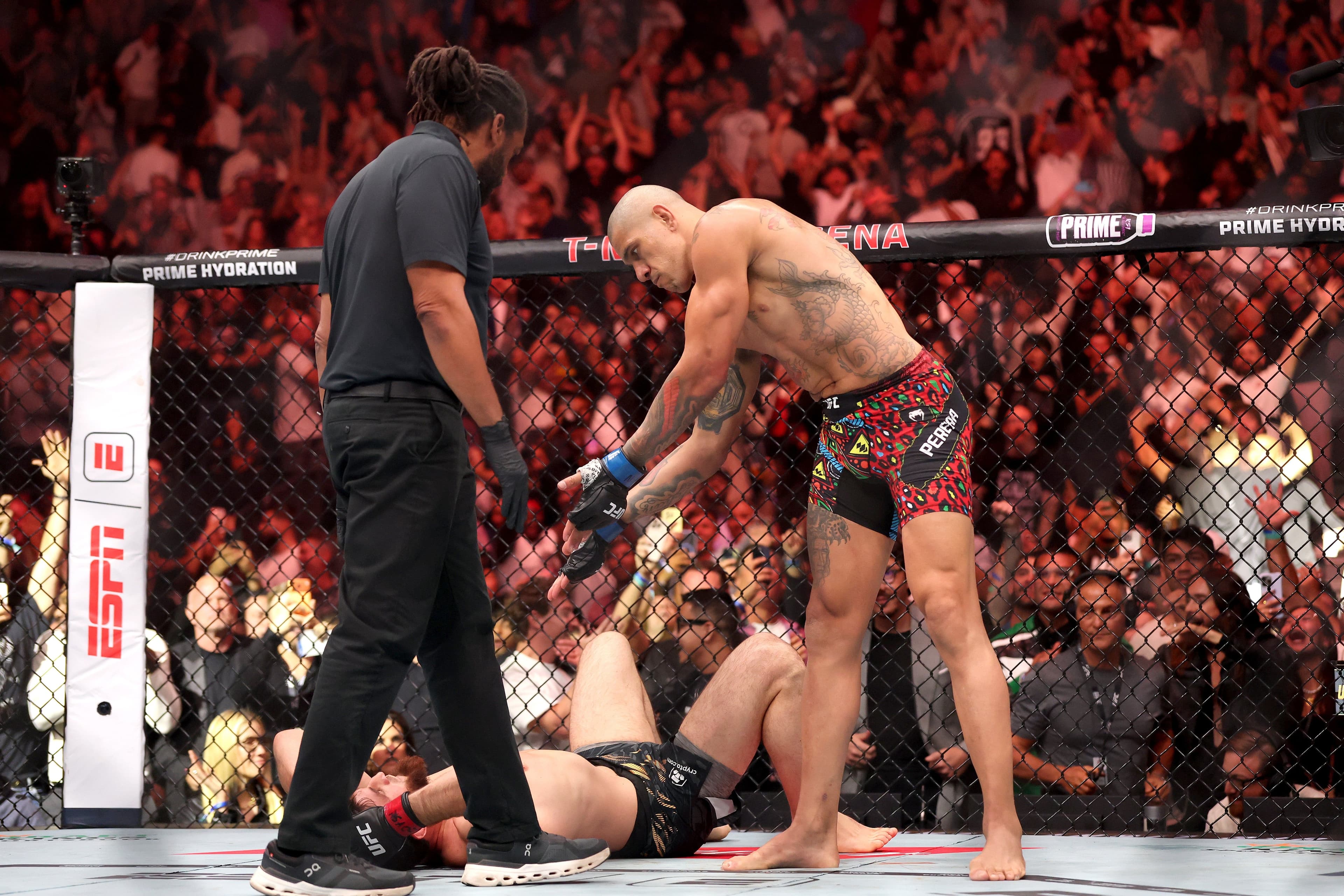 Alex Pereira đứng trên Magomed Ankalaev sau cú knockout chấn động tại UFC 320.