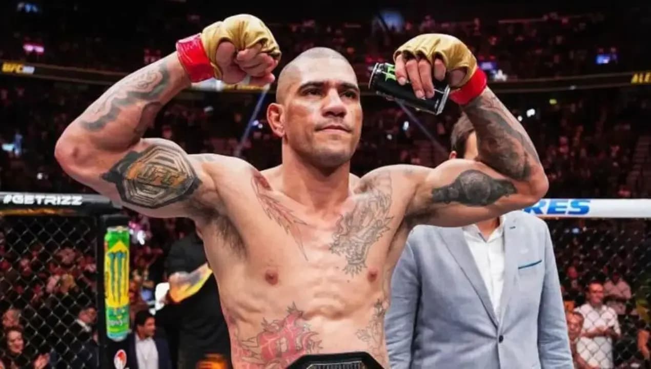 Alex Pereira tự hào khoe đai vô địch hạng bán nặng sau chiến thắng tại UFC 320.