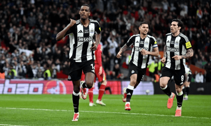 Alexander Isak ăn mừng bàn thắng, một trong những 'mảnh ghép kim cương' của 'Dải Ngân Hà' Anfield.