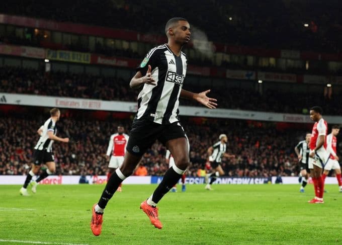 Alexander Isak ăn mừng bàn thắng trong màu áo Newcastle, cầu thủ trung tâm trong chiến lược chuyển nhượng kỷ lục của Liverpool.