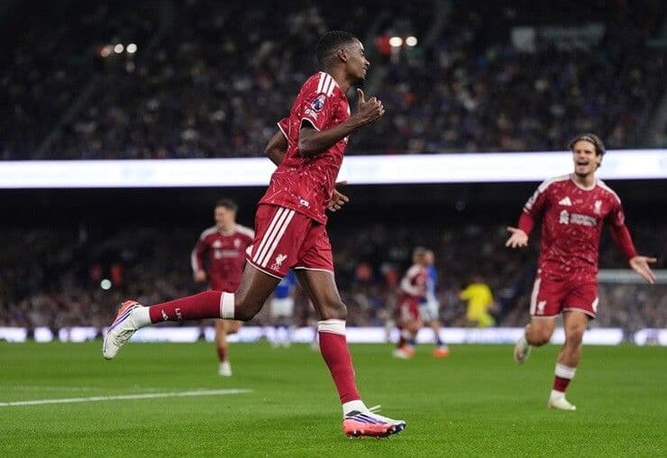 Alexander Isak ăn mừng bàn thắng vào lưới Ipswich Town