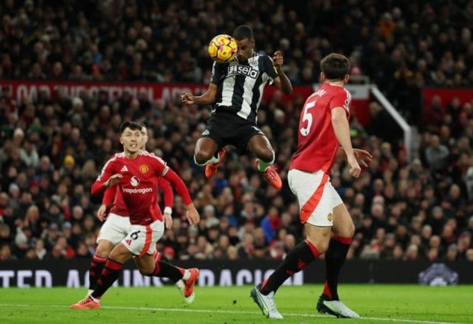 Alexander Isak, tiền đạo mục tiêu của Liverpool, đánh đầu ghi bàn trong trận đấu.