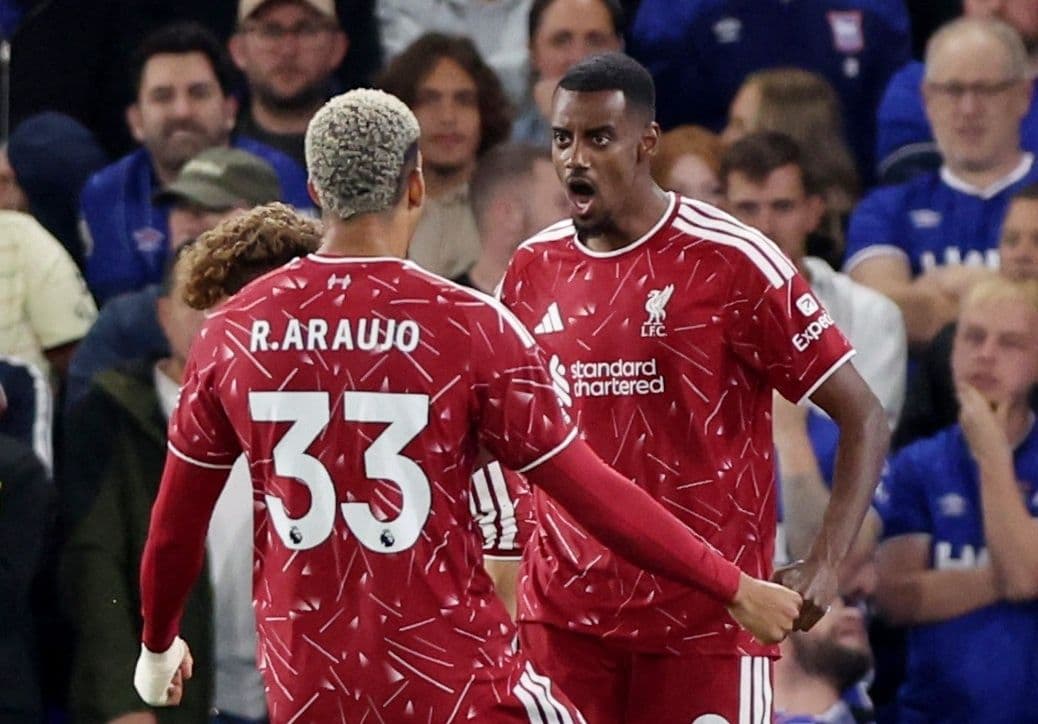 Alexander Isak và Ronald Araujo của Liverpool trên sân