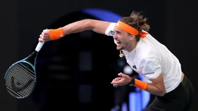 Alexander Zverev giao bóng mạnh mẽ, thể hiện bản lĩnh kiên cường.