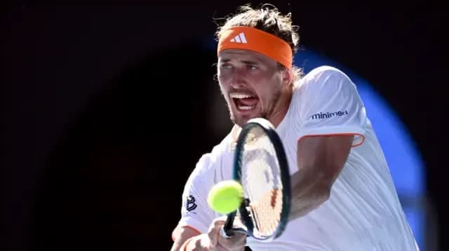 Alexander Zverev thực hiện cú đánh mạnh mẽ tại Australian Open