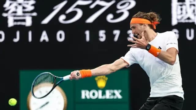 Alexander Zverev thực hiện cú thuận tay mạnh mẽ trong trận đấu quần vợt
