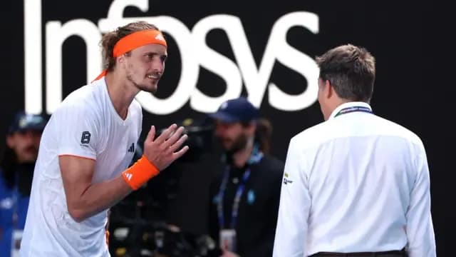 Alexander Zverev tranh cãi với trọng tài về quy định tạm dừng y tế.