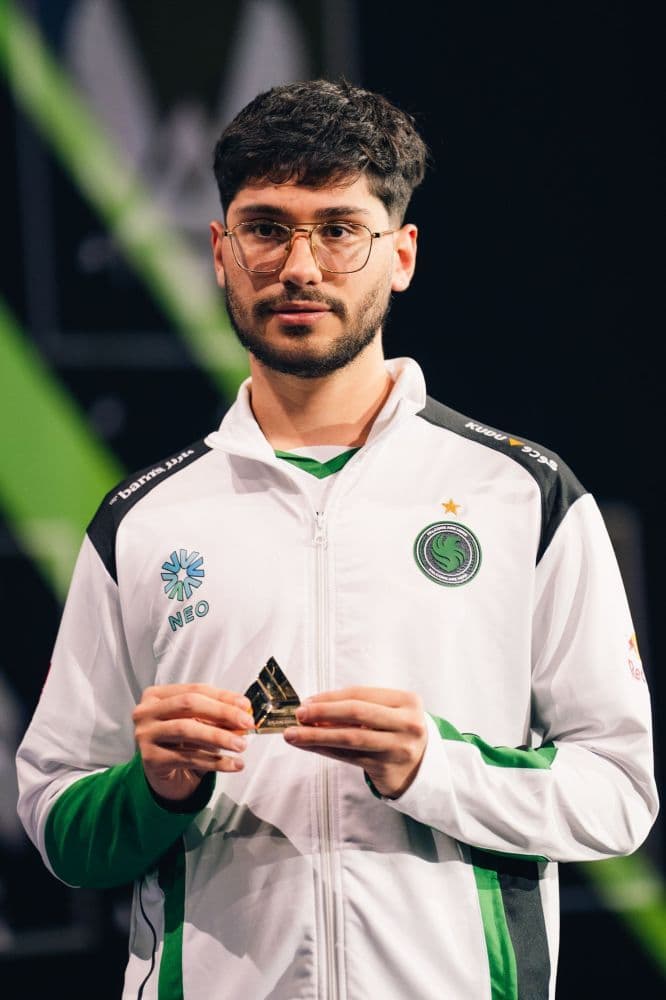 Alireza Firouzja, đối thủ của Magnus Carlsen trong trận chung kết