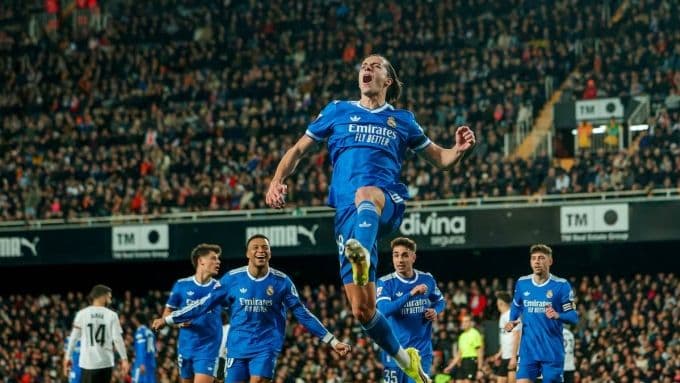 Alvaro Carreras ăn mừng bàn mở tỷ số cho Real Madrid vào lưới Valencia