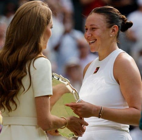 Amanda Anisimova nhận cúp á quân từ Công nương xứ Wales sau trận chung kết Wimbledon.