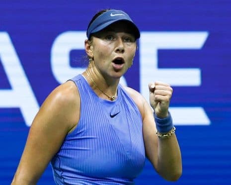 Amanda Anisimova thể hiện tinh thần chiến đấu mạnh mẽ trên sân tennis, tượng trưng cho sự hồi sinh và bản lĩnh.
