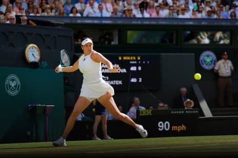 Amanda Anisimova thực hiện cú thuận tay trong trận đấu tại Wimbledon.