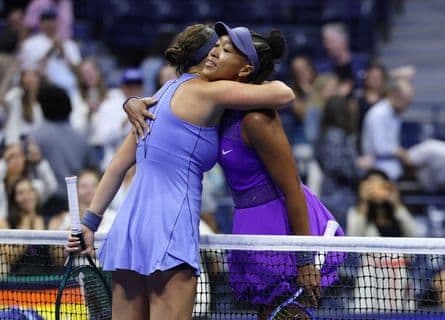 Amanda Anisimova và Naomi Osaka ôm nhau qua lưới, thể hiện tinh thần thể thao và sự đồng cảm sau trận đấu căng thẳng.