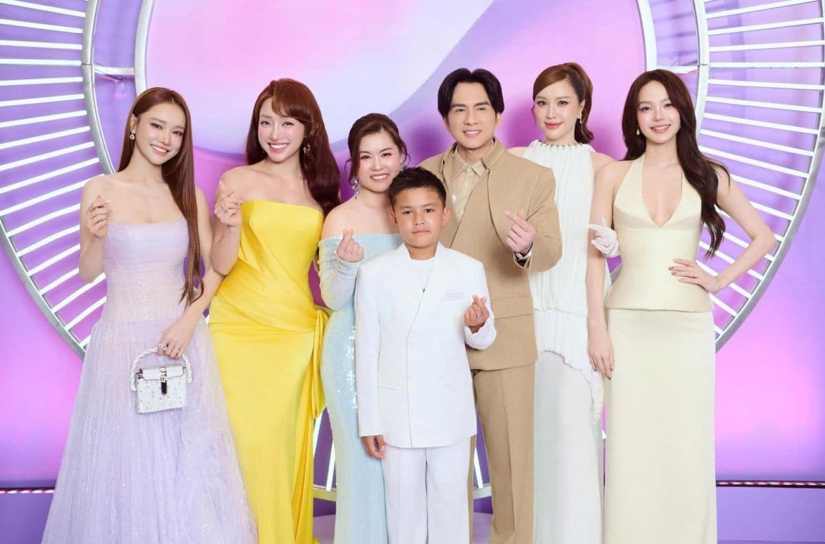 Đan Trường chụp ảnh cùng một nhóm người tại sự kiện, thể hiện vai trò biểu tượng và sự kết nối cộng đồng.