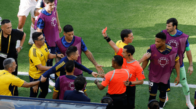 Ander Herrera nhận thẻ đỏ trực tiếp vì phản ứng với quyết định của trọng tài. Ảnh: Reuters