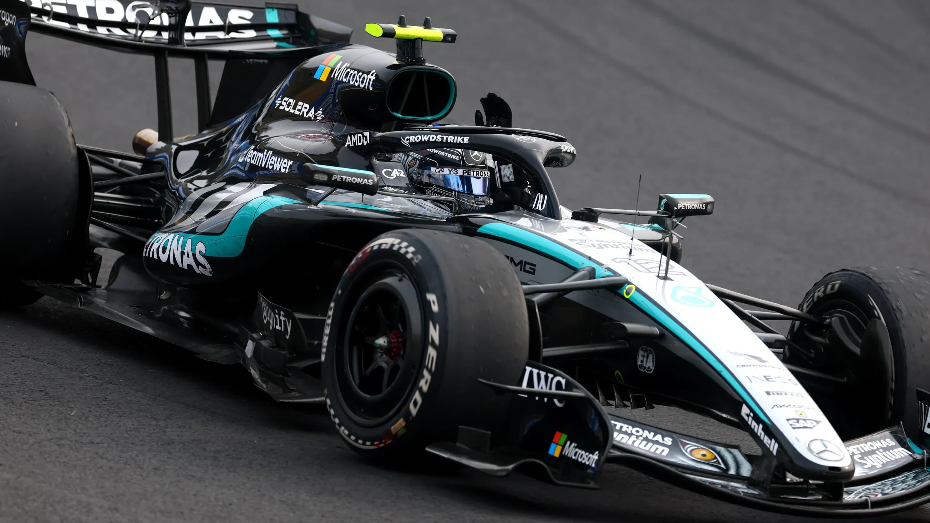 Andrea Kimi Antonelli lái chiếc Mercedes số 12 trên đường đua, thể hiện tốc độ và bản năng vượt trội của anh.