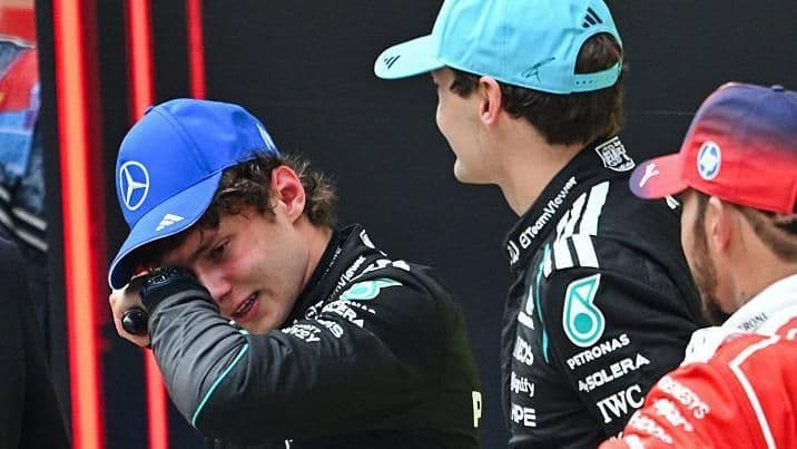 Andrea Kimi Antonelli xúc động lau nước mắt sau chiến thắng F1 đầu tiên tại Trung Quốc