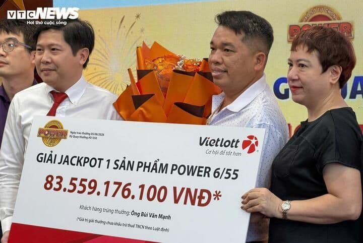 Anh Bùi Văn Mạnh và vợ cùng nhận giải thưởng Jackpot hơn 83 tỷ đồng, biểu tượng của tài sản và trách nhiệm xã hội.